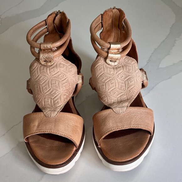 Mjus Woman's Tan Textured Leather Wedge Sandal Size 6 (36) - Picture 2 of 16